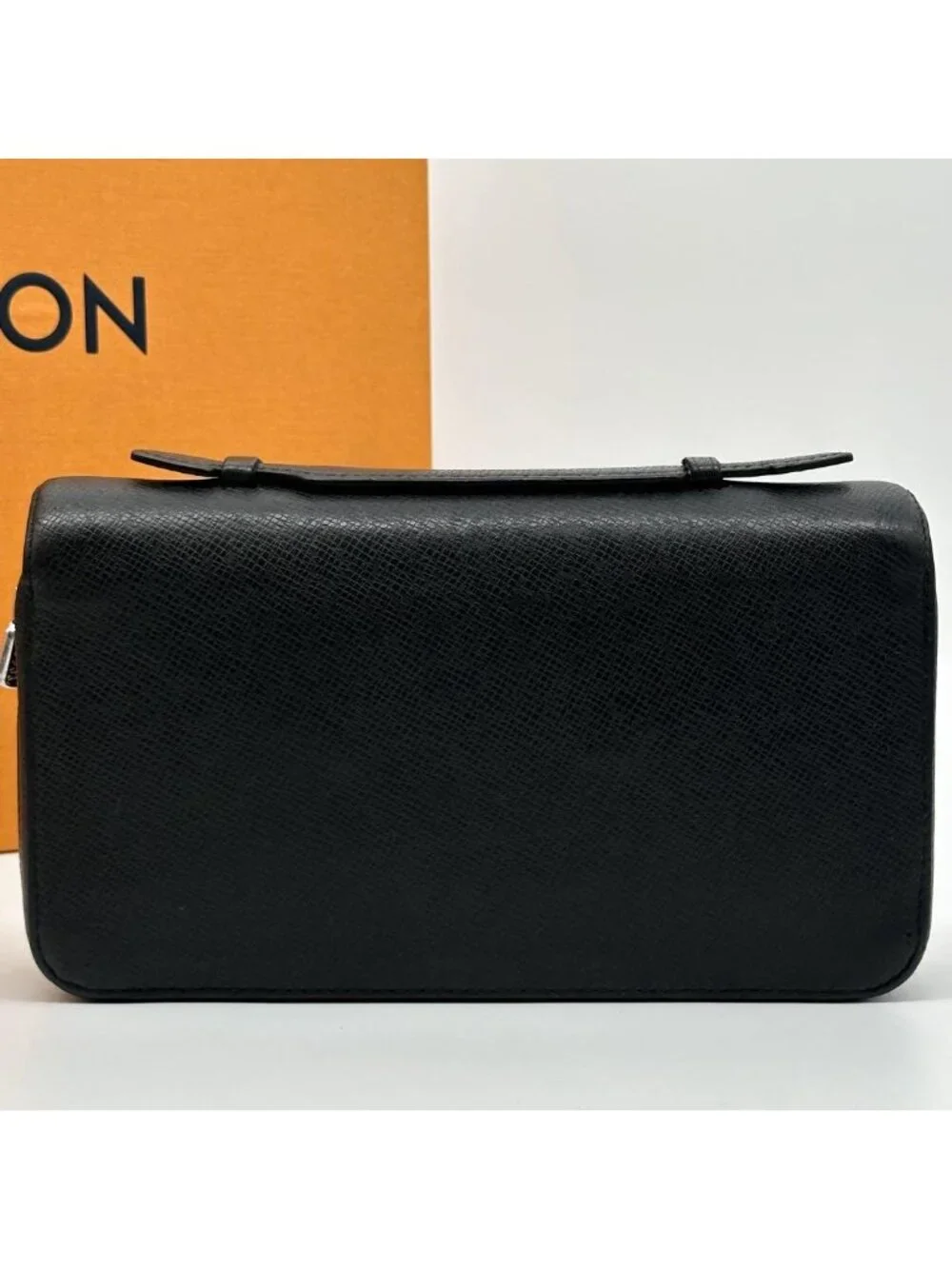 Louis Vuitton Zippy XL Taiga Black Round Wallet